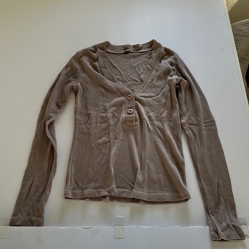 Monrow top with buttons, M